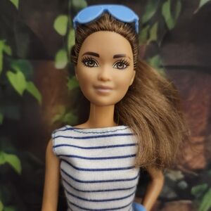 Petite Barbie
